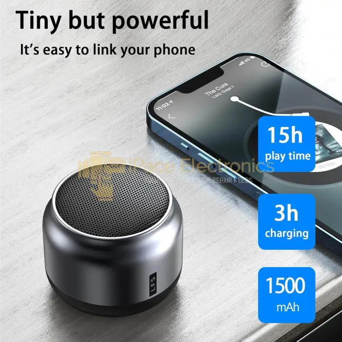 Tiny Bluetooth speaker next to a smartphone highlighting 15h play time, 3h charging, and 1500mAh battery capacity.